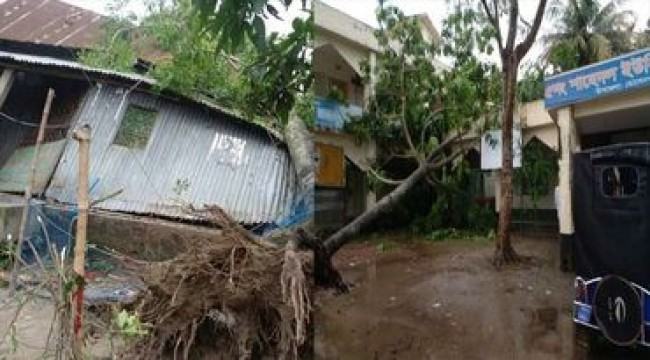 কিশোরগঞ্জে হঠাৎ ঘূর্ণিঝড়ে শতাধিক ঘরবাড়ি ও বিদ্যুতের খুঁটি লণ্ডভণ্ড