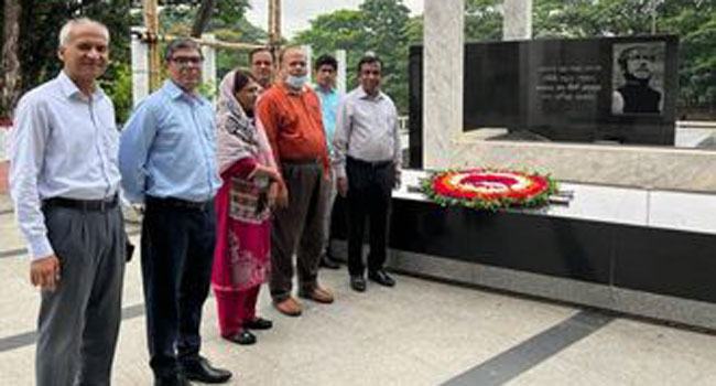 বঙ্গবন্ধুর প্রতিকৃতিতে প্রাথমিক ও গণশিক্ষা সচিবের শ্রদ্ধা