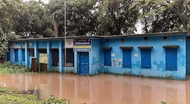 তাহিরপুরে সড়ক-বাড়িঘর-শিক্ষা প্রতিষ্ঠান প্লাবিত, দুর্ভোগে কয়েক হাজার মানুষ