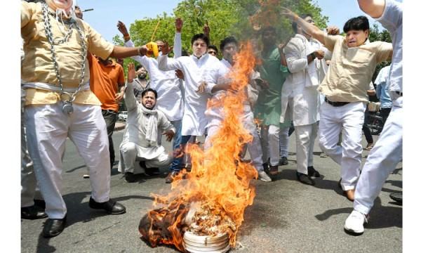 রাহুল গান্ধীকে তৃতীয় দিনের মতো জিজ্ঞাসাবাদ, বিক্ষোভ