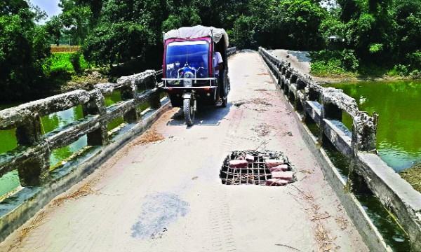 ফুলবাড়ীর গোরকমণ্ডল সেতু ঝুঁকিপূর্ণ