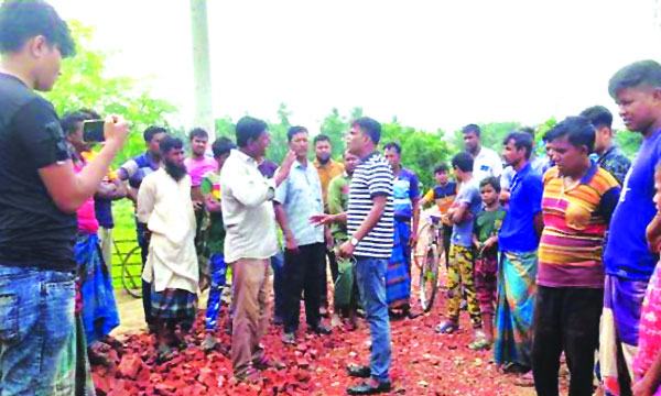 চৌগাছায় সড়কে নিম্নমানের ইট : কাজ বন্ধ করে দিলো এলাকাবাসী