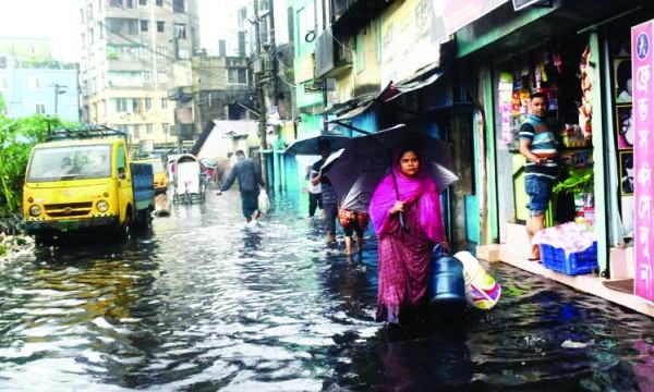 মাঝারি বৃষ্টিতে ডুবল চট্টগ্রামের নিম্নাঞ্চল