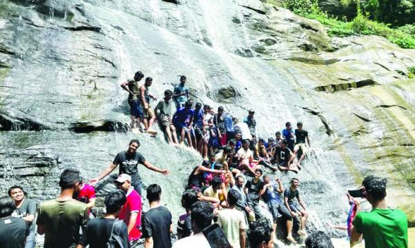 খৈয়াছড়া ঝরনায় পর্যটকদের ঢল