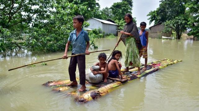 বাড়ছে পানির স্রোত, ভয়াবহ পরিস্থিতিতে লাখ লাখ মানুষ