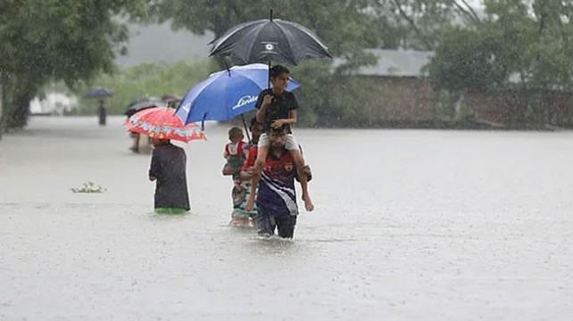 দিশেহারা বানভাসী মানুষ, উদ্ধারে নামছে নৌবাহিনীও