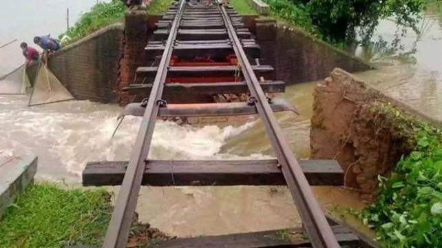 স্রোতে ভেসে গেছে সেতু, ট্রেন যোগাযোগ বিচ্ছিন্ন মোহনগঞ্জ