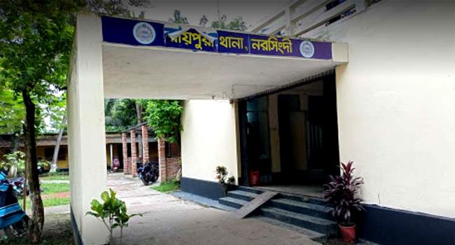 পুলিশের পোশাক পরে ডলার-রিয়ালসহ ২৭ লাখ টাকা ছিনতাইয়ের অভিযোগ