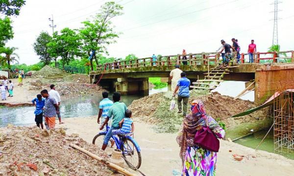 ভালুকার লাউতি সেতুর বিকল্প রাস্তা ভেসে যোগাযোগ বিচ্ছিন্ন