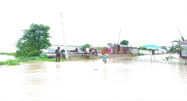 কিশোরগঞ্জে ভয়াবহ রূপ নিচ্ছে বন্যা, লাখ লাখ মানুষ পানিবন্দী