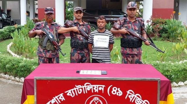 বেনাপোলে সোনার ১০টি বারসহ আটক ১