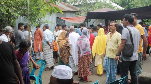 প্রবাসীকে আনতে গিয়ে সড়কে প্রাণ গেল ৩ জনের