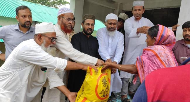 নেত্রকোনায় বন্যার্তদের মাঝে জামায়াতের ত্রাণ বিতরণ