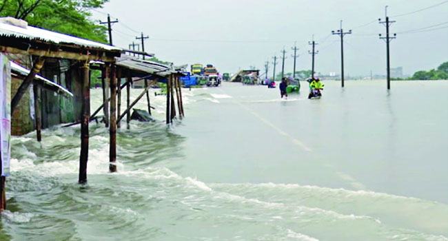 বন্যার্তদের বাঁচানোই হোক অগ্রাধিকার