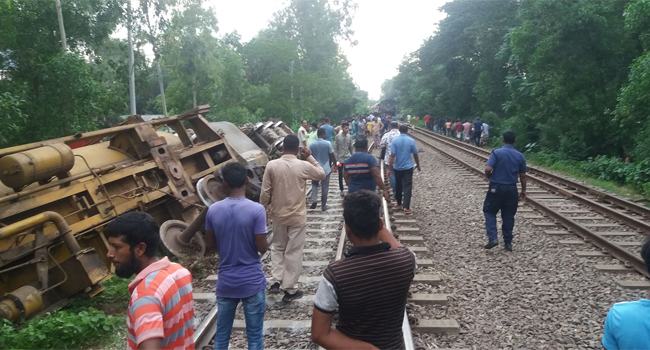 মির্জাপুরে তেলবাহী ট্রেন লাইনচ্যুত হয়ে খাদে
