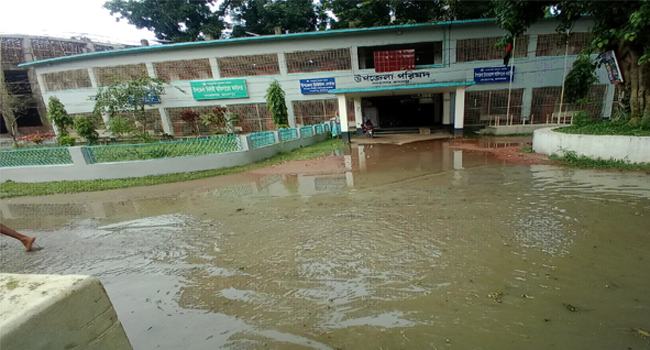 দেওয়ানগঞ্জ উপজেলা পরিষদে পানি, একমাত্র ভাসমান সেতু ধসে যোগাযোগ বিচ্ছিন্ন