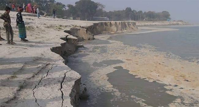 ফরিদপুরের চরভদ্রাসনে পদ্মা তীর রক্ষা বাঁধে ধস