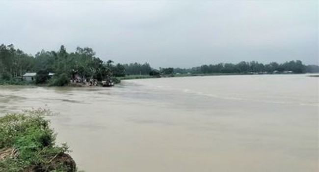 দেওয়ানগঞ্জে ভয়াবহ বন্যা, সরানো হচ্ছে সরকারি দফতরের আসবাব