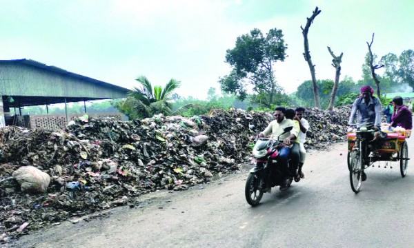 সিরাজগঞ্জে রাস্তার পাশে আবর্জনার ভাগাড়
