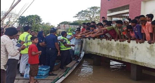 ধর্মপাশা থানা ওসির ব্যক্তিগত অর্থায়নে ত্রাণ সামগ্রী বিতরণ
