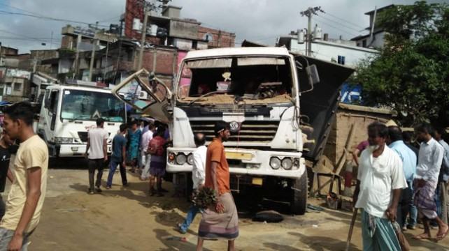 ট্রেন-ট্রাক সংঘর্ষে নিহত ১, গেটম্যান গ্রেফতার