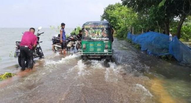 বন্যার পানিতে তলিয়ে গেছে সরাইল-অরুয়াইল সড়ক