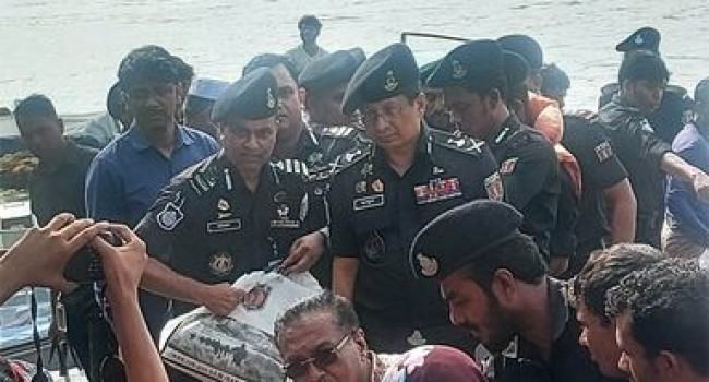 জীবনের ঝুঁকি নিয়ে বন্যার্ত মানুষকে উদ্ধার করছে র‌্যাব : ডিজি