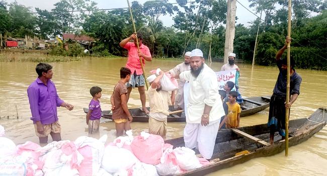 বন্যা-দুর্গতদের মাঝে জিরি মাদরাসার নগদ সহায়তা