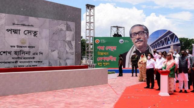 উদ্বোধনের পর পদ্মা সেতু পাড়ি দিলেন প্রধানমন্ত্রী