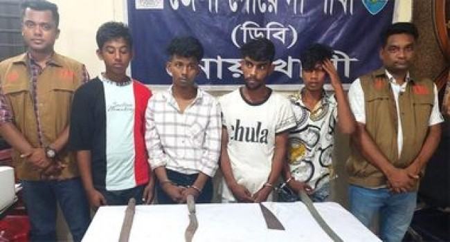 নোয়াখালীতে দেশীয় অস্ত্রসহ কিশোর গ্যাংয়ের ৪ সদস্য আটক