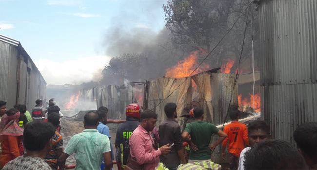 গাজীপুরে আগুনে পুড়েছে বাড়িসহ ঝুটের ৬ গুদাম