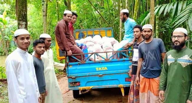 বন্যার্তদের পাশে তরুণ আলেমদের সংগঠন ‘ইজহারে হক পরিষদ’