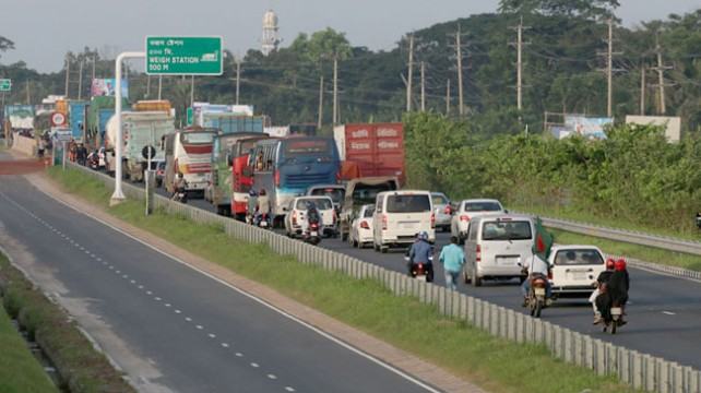 পদ্মা সেতুর ২ প্রান্তে গাড়ির দীর্ঘ সারি