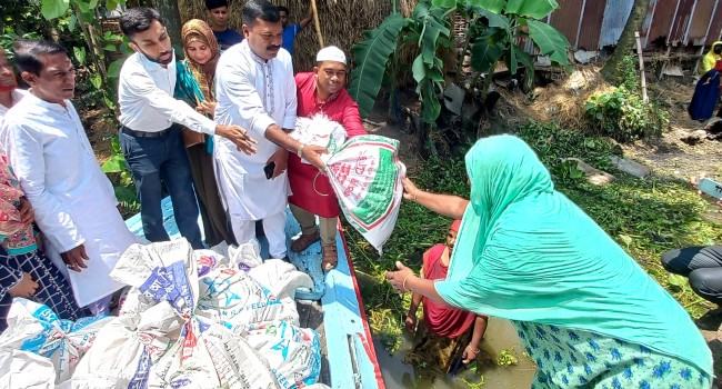 নয়া দিগন্তে খবর প্রকাশের পর ত্রাণ পেলেন নিকলীর বন্যার্তরা