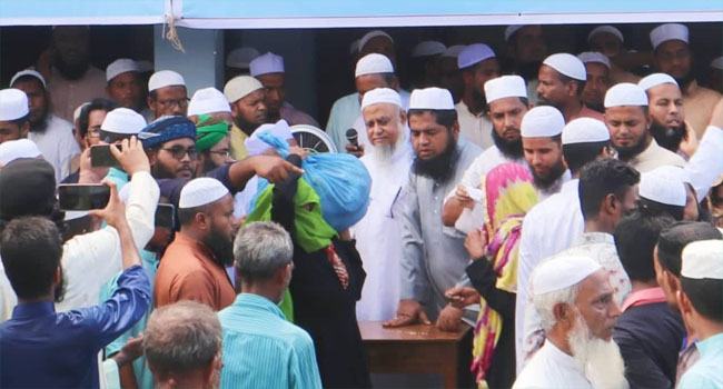 সিলেটে বন্যার্তদের মাঝে হেফাজতের ত্রাণ বিতরণ