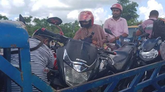 অভিনব কায়দায় মোটরসাইকেল নিয়ে পদ্মা সেতু পার
