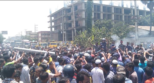 মহাসড়ক অবরোধ করে রিকশাচালকদের বিক্ষোভ
