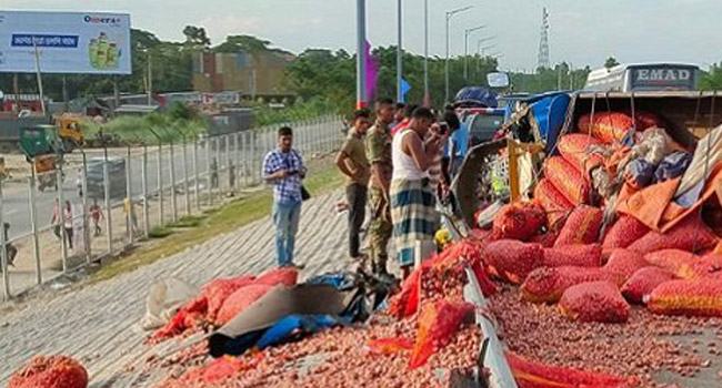 পদ্মা সেতুর ভায়াডাক্টে উল্টে গেল ট্রাক, আহত ৪
