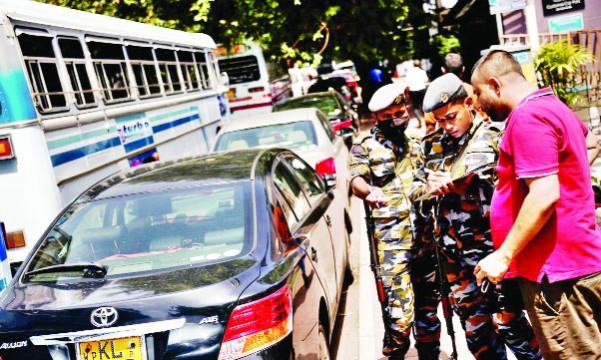 শ্রীলঙ্কায় জ্বালানি বাঁচাতে চলছে বাড়িতে কাজ কলম্বোতে স্কুল বন্ধ