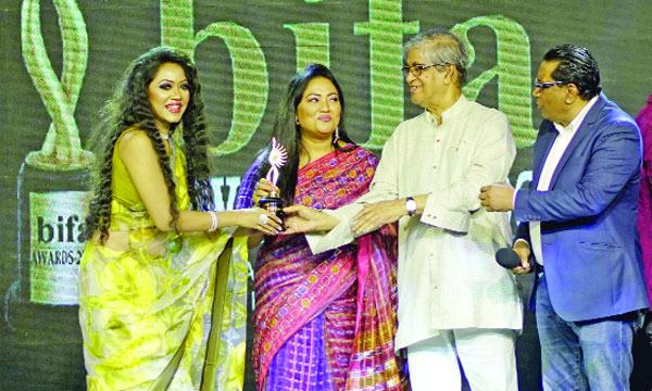 দেশে এসেই সম্মাননায় ভূষিত আর্শিনা প্রিয়া