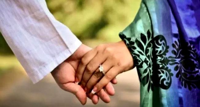 ছাত্রীকে নিয়ে উধাও শিক্ষক