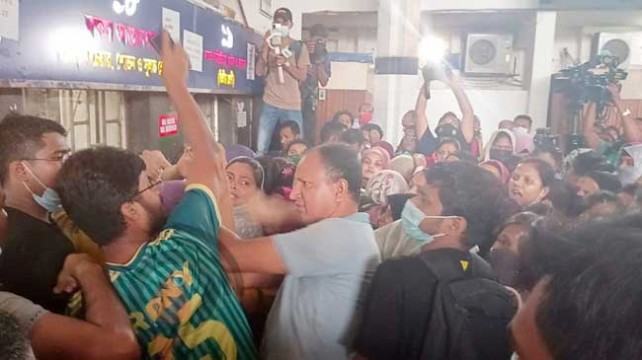 দুপুরের আগেই ট্রেনের টিকিট শেষ