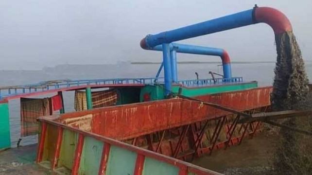 বেড়ায় অবৈধভাবে বালু উত্তোলন, ৪ ব্যবসায়ীকে জরিমানা