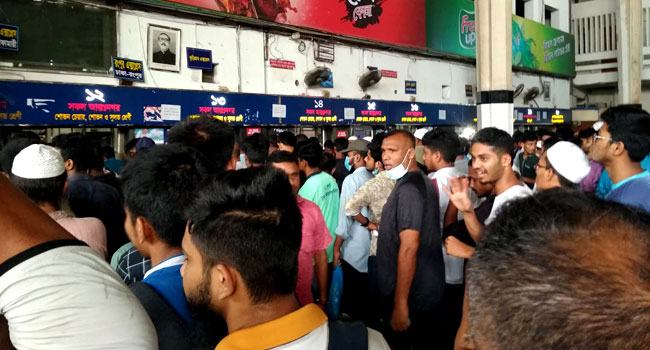 কমলাপুরে দ্বিতীয় দিনও উপচেপড়া ভিড়