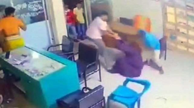 মুরাদনগরে সালিশে নারী মানবাধিকার কর্মীকে মারধরের ভিডিও ভাইরাল