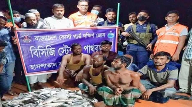 বরগুনায় নিষেধাজ্ঞা অমান্য করে মাছ শিকার, আটক ৬
