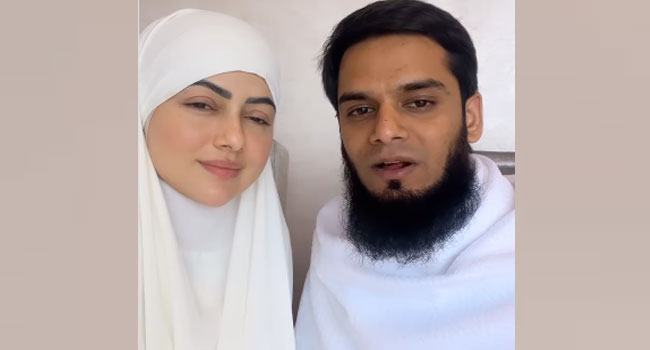 স্বামীকে নিয়ে হজে গেলেন সাবেক বলিউড অভিনেত্রী সানা খান