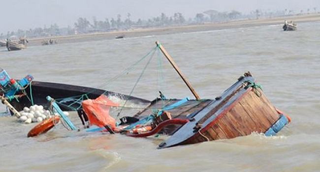 ইঞ্জিন বিকল, ৫ জেলেকে উদ্ধার করল কোস্টগার্ড