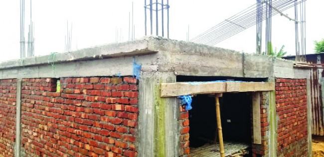 ভালুকায় বনবিভাগের জমি দখলে নিয়ে বহুতল ভবন