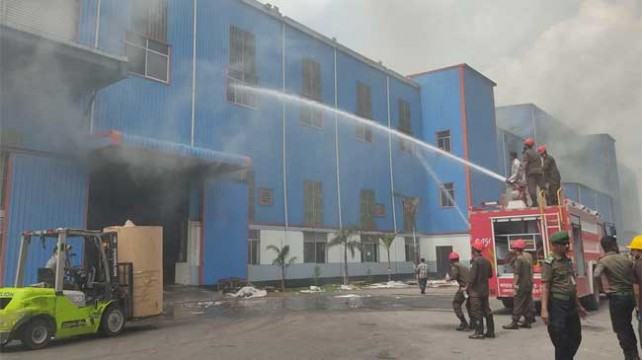 সাড়ে ৩ ঘণ্টায় নিয়ন্ত্রণে মেঘনার আগুন, আহত ৫